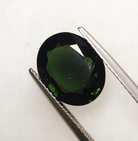 g1-503-1 green tourmaline พลอยทัวมาลีน สีเขียว green tourmaline พลอยทัวมาลีน สีเขียว พลอยมรกต พลอยเขียวส่อง อัญมณีสีเขียว เสริมดวง เสริมราศีพฤษก พลอยดิบ รับประกันพลอยแท้ มีใบเซอร์ แก้ชง เสริมวันเกิด ของขวัญ ราคาถูก