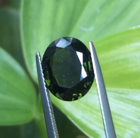 g1-503-1 green tourmaline พลอยทัวมาลีน สีเขียว green tourmaline พลอยทัวมาลีน สีเขียว พลอยมรกต พลอยเขียวส่อง อัญมณีสีเขียว เสริมดวง เสริมราศีพฤษก พลอยดิบ รับประกันพลอยแท้ มีใบเซอร์ แก้ชง เสริมวันเกิด ของขวัญ ราคาถูก