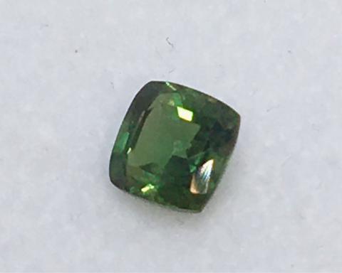 พลอยซัฟไฟร์สีเขียว พลอยเขียวส่อง พลอยมรกตจันท์ พลอยบางกะจะ พลอยสีเขียว ดูดวง เสริมดวงโชคลาภ แหวน อัญมณีวันพุธ เสริมราศีพฤษ green sapphire พลอยแท้ราคาโรงงาน พลอยจันทบุรี