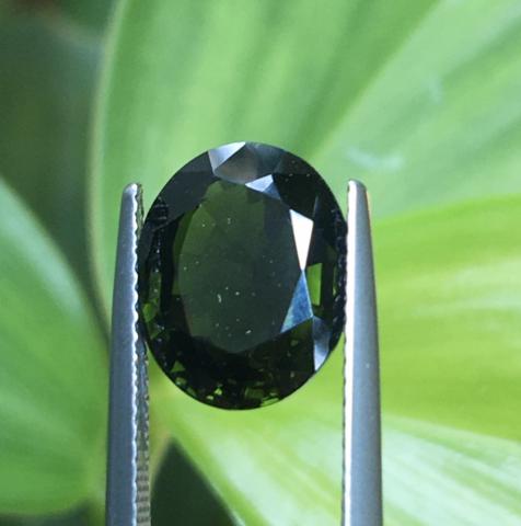 g1-503-1 green tourmaline พลอยทัวมาลีน สีเขียว green tourmaline พลอยทัวมาลีน สีเขียว พลอยมรกต พลอยเขียวส่อง อัญมณีสีเขียว เสริมดวง เสริมราศีพฤษก พลอยดิบ รับประกันพลอยแท้ มีใบเซอร์ แก้ชง เสริมวันเกิด ของขวัญ ราคาถูก