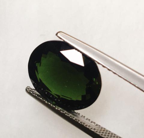g1-503-1 green tourmaline พลอยทัวมาลีน สีเขียว green tourmaline พลอยทัวมาลีน สีเขียว พลอยมรกต พลอยเขียวส่อง อัญมณีสีเขียว เสริมดวง เสริมราศีพฤษก พลอยดิบ รับประกันพลอยแท้ มีใบเซอร์ แก้ชง เสริมวันเกิด ของขวัญ ราคาถูก