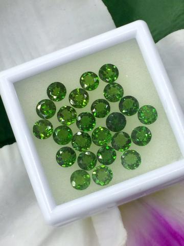 g1-747 Chrome Diopside พลอยกรีนโครมไดออบไซด์ Chrome Diopside พลอยกรีนโครมไดออบไซด์ พลอยโกเมนเขียว Emerald อัญมณี พลอยเขียวส่อง พลอยมรกต เสริมดวงราศีพฤษ green sapphire พลอยแท้ พลอยดิบ แก้ชง วันพุธ