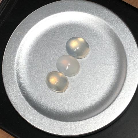 moonstone มูนสโตน พลอยมุกดาหาร พลอยดิบธรรมชาติ พลอยเสริมราศีเมถุน อัญมณีนพเก้า เสริมดวง กำไลหิน พลอยแท้ราคาส่ง พลอยสายมู