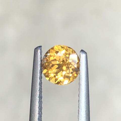 พลอยเพทายดิบ เพทายสีทอง unheated zircon ต่างหูพลอย เพทายเขมร