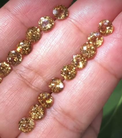 พลอยเพทายดิบ เพทายสีทอง unheated zircon ต่างหูพลอย เพทายเขมร