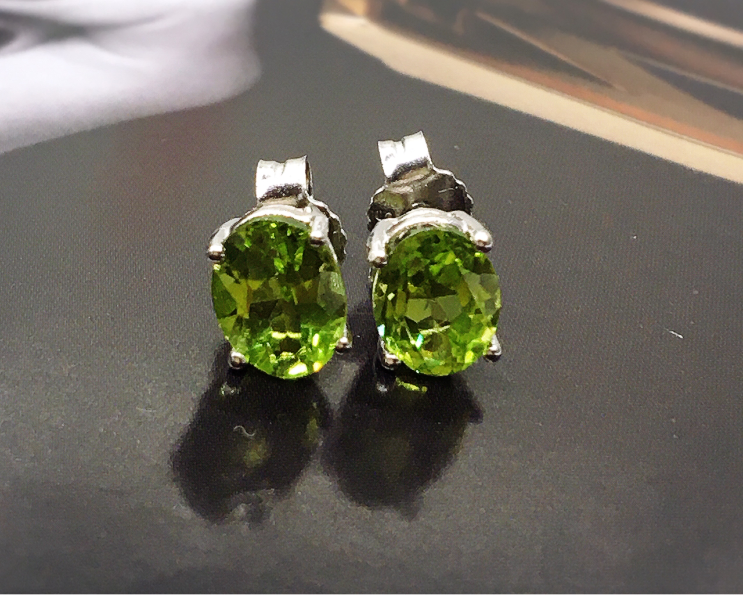 green earring ต่างหู พลอยสีเขียว พลอยเพอริดอท peridot เสริมดวง แก้ชง ราศ๊สิงห์ พลอยแท้ พลอยมรกต หินนำโชค ดูดวง jewelry เครื่องประดับแท้ มีใบรับประกัน ราคาโรงงาน 