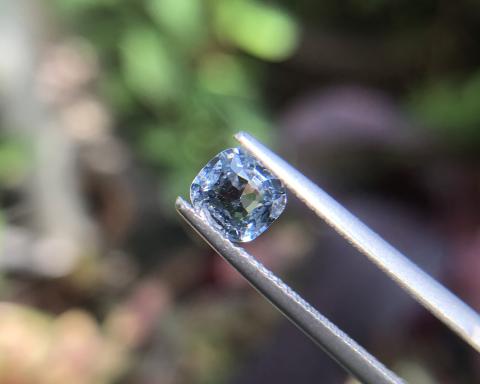 พลอยสปิเนล spinel พลอยพม่า พลอยดิบไม่เผา พลอยสีเทาขาว พลอยสีหวาน พลอยแท้  naturalgemstones unheatedgemstone